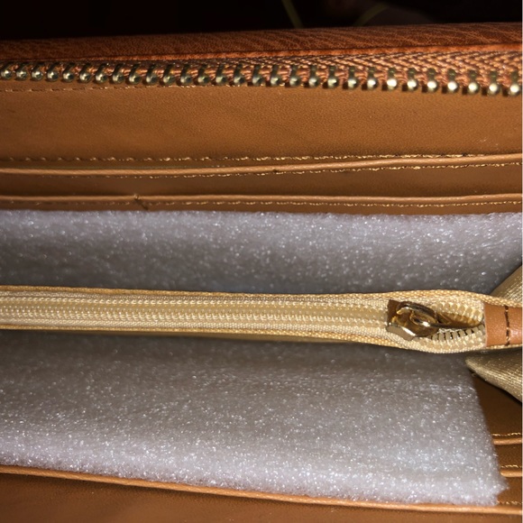 Stylish hand bag and wallet set. A great gift with many pockets and slots. - Picture 8 of 8